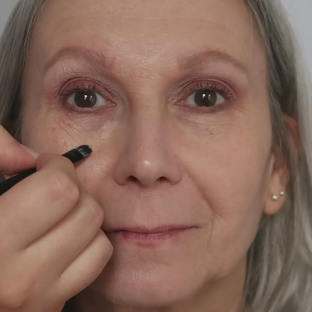 Video showing how to apply withSimplicity Cream Concealer.